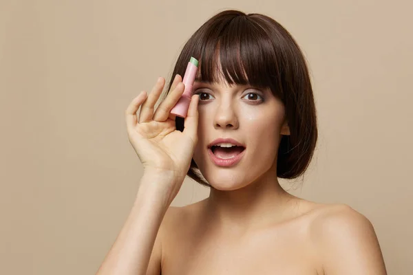 Brünette Lächeln Lippe Make-up Charme Kurzhaarschnitt beige Hintergrund — Stockfoto