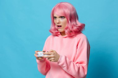 Gamepad pembe sweatshirt 'lü bir portre kadın. Hayat tarzı.