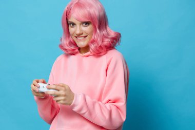 Pembe sweatshirt 'lü güzel kadın izole edilmiş arka plan eğlencesi