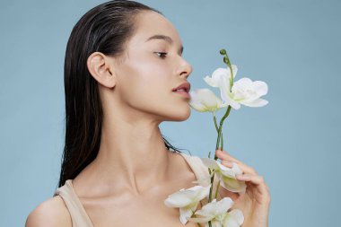 Portre kadın çiçek ten bakım tılsımı yakın plan hayat tarzı pozu veriyor