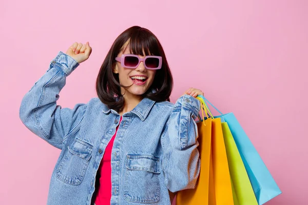 Bela mulher sorriso colorido pacotes felicidade isolado fundo — Fotografia de Stock