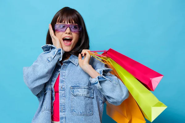 Retrato mujer sonrisa colorido paquetes felicidad estilo de vida moda —  Fotos de Stock