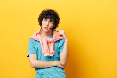 Adam elinde kalemle düşünür sarı arka planda