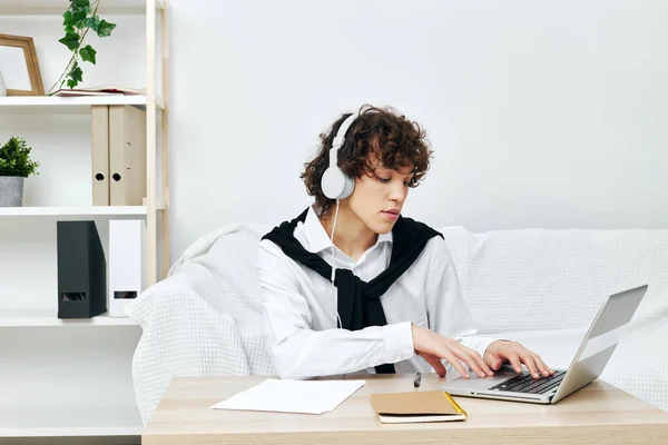 Man aan de tafel in de voorkant van een laptop leren Lifestyle technologie — Stockfoto