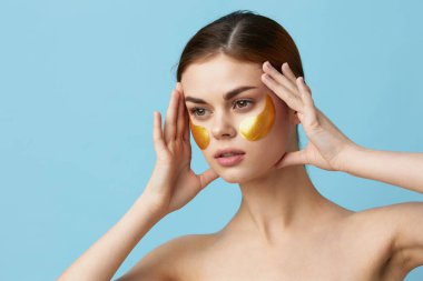 Kadın cilt bakımı yüzü çıplak omuzları kaplıyor.