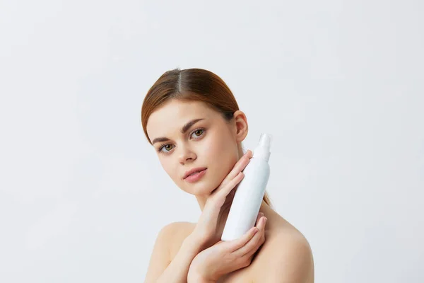 Güzel kadın vücut losyonu gençleştirme kozmetik hafif arka plan — Stok fotoğraf