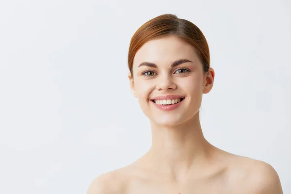Portret vrouw rood haar blote schouders cosmetica huidverzorging close-up Lifestyle — Stockfoto