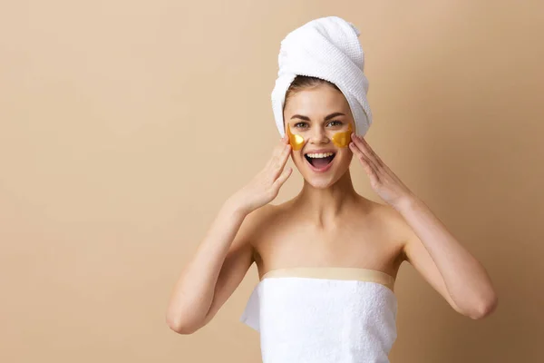 Perempuan menambal perawatan kulit peremajaan menyenangkan setelah mandi latar belakang terisolasi — Stok Foto