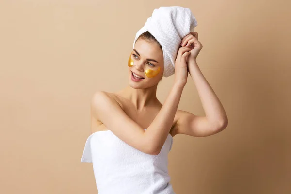 Potret wanita patch perawatan kulit peremajaan menyenangkan setelah mandi close-up Lifestyle — Stok Foto