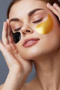 Genç kadın çok renkli yamalar gençleştirme cilt bakımı eğlenceli izole edilmiş arka plan