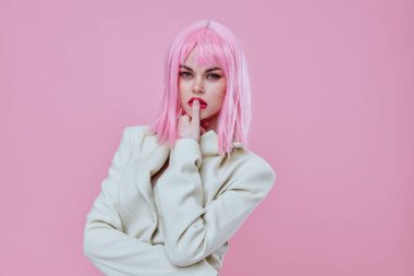 Beyaz ceketli çekici bir kadının portresi. Pembe saçlı. Glamor Kozmetik 'in arka planı değişmemiş.