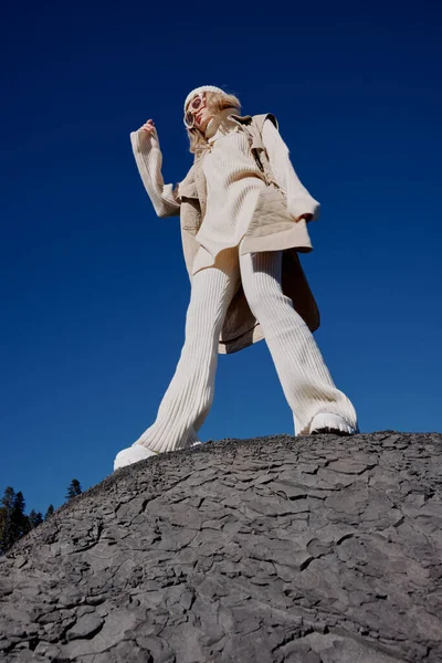 Mujer otoño estilo viaje a las montañas bosque naturaleza relajación — Foto de Stock