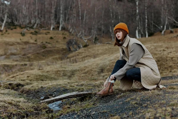 一个戴着橙色帽子的女人的肖像秋天的河流风景 — 图库照片