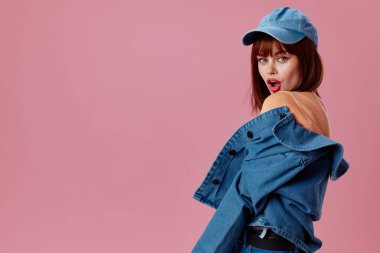 Güzellik modası kadın kot şapkası kırmızı dudaklar cazibe moda arka planı değiştirilmemiş