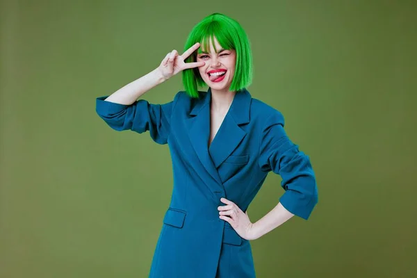 Όμορφη μοντέρνα κορίτσι διασκεδαστική χειρονομία χέρια πράσινο μοντέλο στούντιο μόδας μαλλιά αναλλοίωτη — Φωτογραφία Αρχείου
