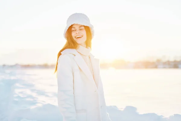 Vrouw glimlach winter stemming lopen wit jas Lifestyle — Stockfoto