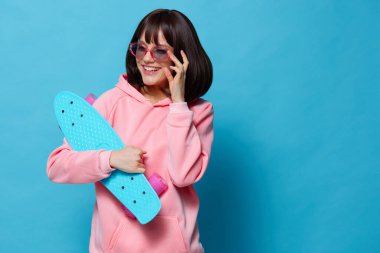 Kaykaylı güneş gözlüklü kadın yaşam tarzı