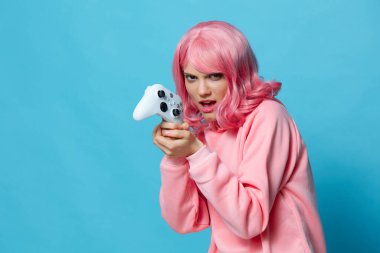 Pembe sweatshirt 'lü bir kadın eğlence amaçlı mavi arka plan