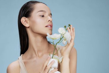 Portre kadını beyaz çiçek cazibesi saf ten izole bir arka plan oluşturuyor.