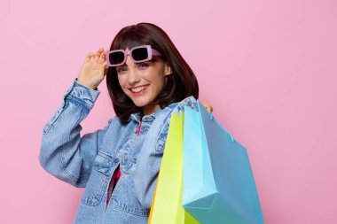 Renkli alışveriş çantalı kot ceketli kadın yaşam tarzı