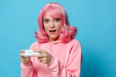 Pembe sweatshirt 'lü güzel kadın izole edilmiş arka plan eğlencesi