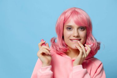 Pembe saçlı, makyajlı, güzel bir kadın.