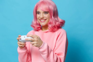 Oyun elinde joystick ile portre kadın kırpılmış görünüm poz