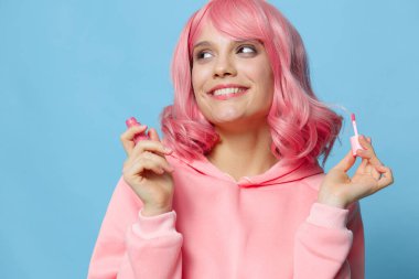 Pembe saçlı, makyajlı, güzel bir kadın.