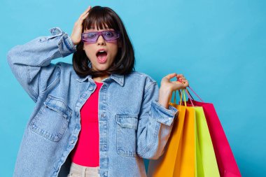 Mağazada alışveriş yapan genç bir kadın eğlence dünyasının izole edilmiş arka planı
