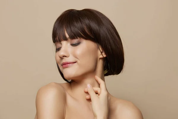 Brünette Lächeln Hautpflege Charme Kurzhaarschnitt isoliert Hintergrund — Stockfoto