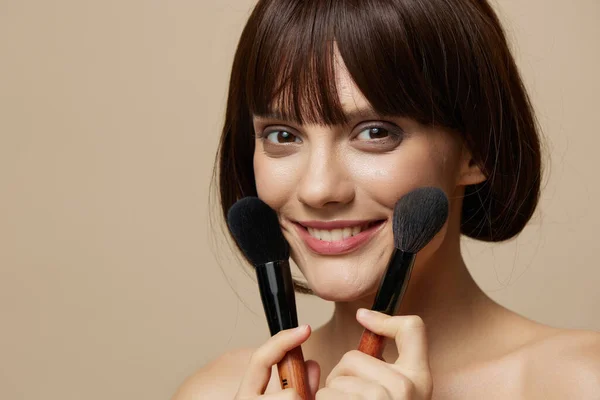 Schöne Frau Make-up Pinsel in der Nähe des Gesichts nackten Schultern close-up Lifestyle — Stockfoto