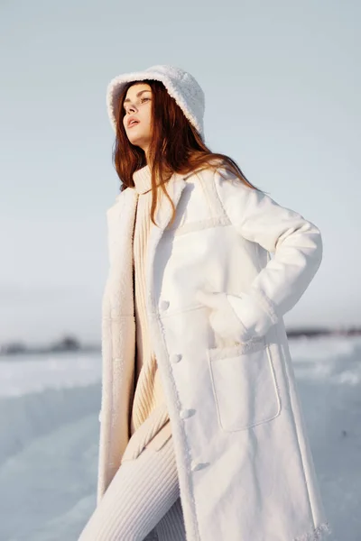 아름다운 겨울옷을 입은 여인 이 차가운 휴가 여행을 한다 — 스톡 사진