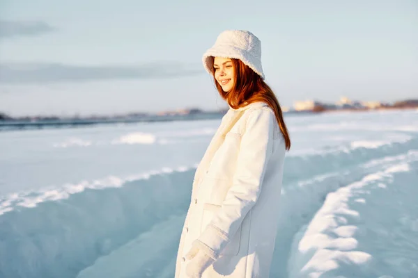 女性の冬服雪の冷たい休暇を歩く新鮮な空気 — ストック写真