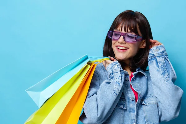 Jovem mulher compras na loja diversão entretenimento azul fundo — Fotografia de Stock