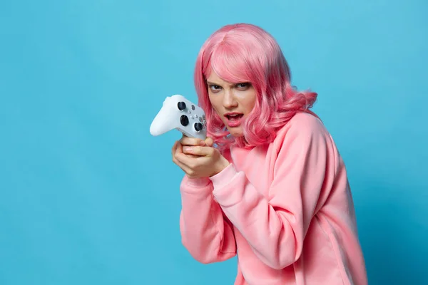 Женщина с геймпадом розовая толстовка развлечения синий фон — стоковое фото