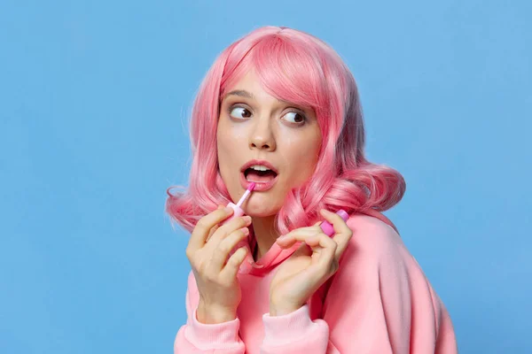 분홍빛 머리를 하고 있는 여자 립글로스 — 스톡 사진