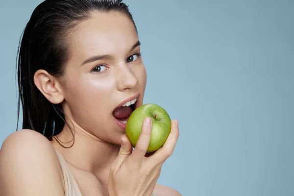 Schön in den Händen posiert Obst gesunde Lebensmittel frisch isoliert Hintergrund — Stockfoto