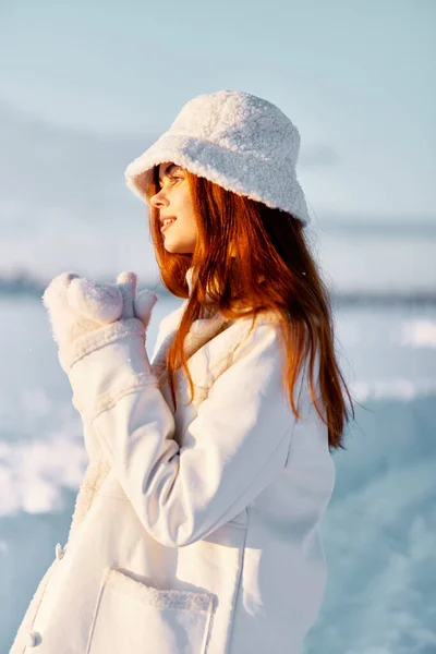 Mulher roupas de inverno andar neve frio férias Estilo de vida — Fotografia de Stock