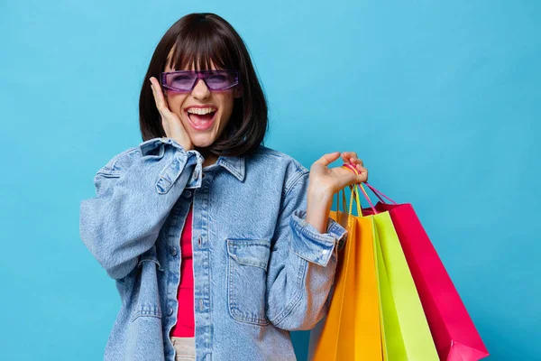 Vrouw in zonnebril winkelen emoties poseren vreugde geïsoleerde achtergrond — Stockfoto