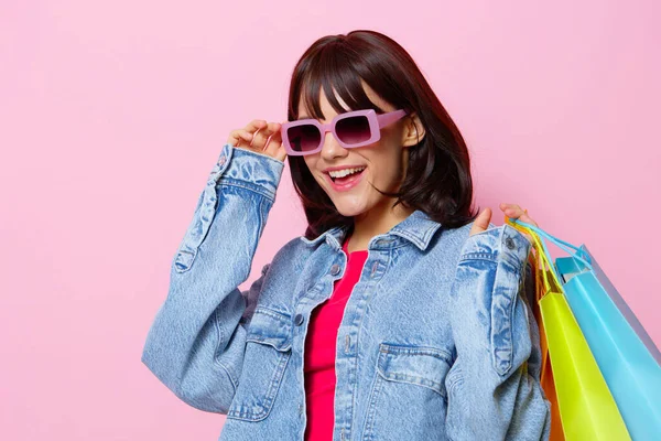 Retrato mulher em óculos de sol compras emoções posando alegria isolado fundo — Fotografia de Stock