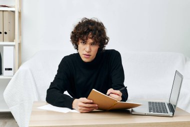 Adam çevrimiçi bilgisayar öğreniyor. Ev içi yaşam tarzı teknolojisi.