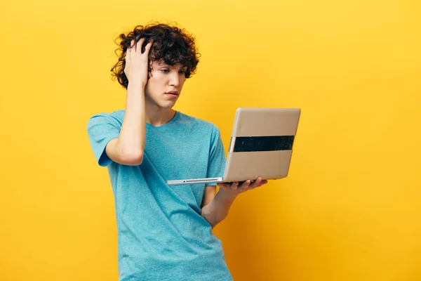 Student in blauen T-Shirts mit Laptop Internet gelb Hintergrund — Stockfoto