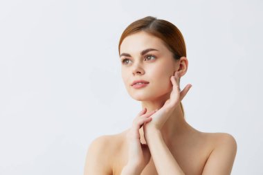 Temiz cilt bakımı pozu veren güzel bir kadın.