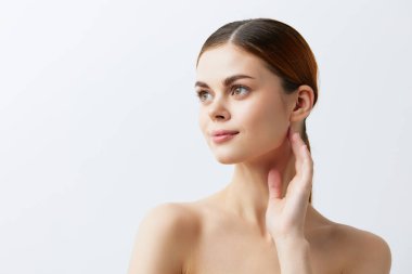 Portre kadını, kızıl saçlı, çıplak omuzlu, kozmetik ciltli, açık arkaplan.