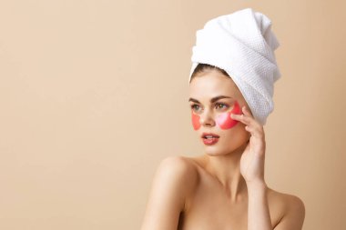 Portre kadın yüz bakımı çıplak omuzlar yalıtılmış arka plan