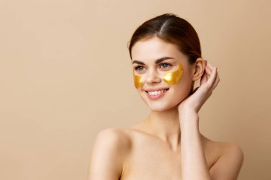 Güzel kadın, gençleştirme cilt bakımını duştan sonra eğlenceli hale getiriyor.