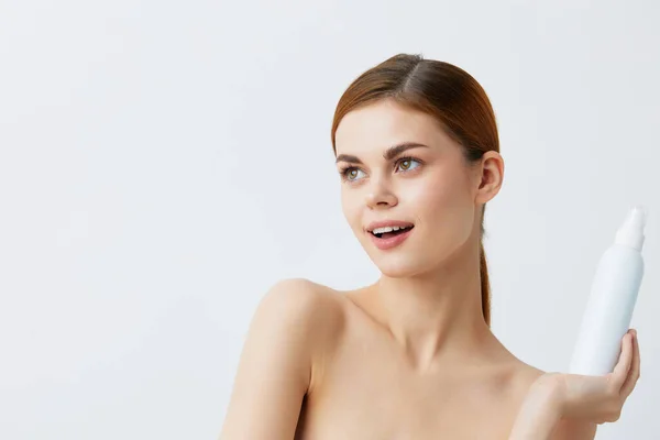 Schöne Frau Lotion Glas saubere Haut Gesundheit Nahaufnahme Lifestyle — Stockfoto