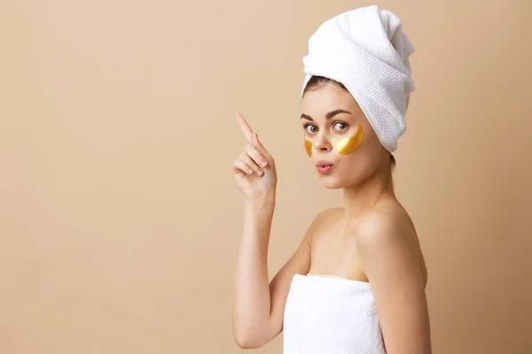 Bella donna patch ringiovanimento cura della pelle divertimento dopo doccia sfondo beige — Foto Stock