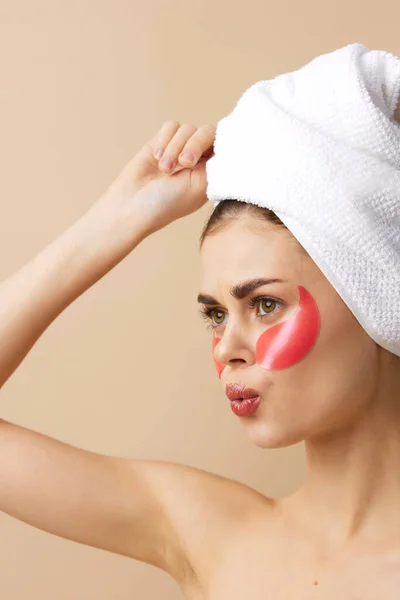 Mujer joven con una toalla en la cabeza gesticulando con las manos cuidado de la piel primer plano Lifestyle — Foto de Stock