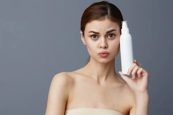 Kvinna kropp lotion föryngring kosmetika Grå bakgrund — Stockfoto